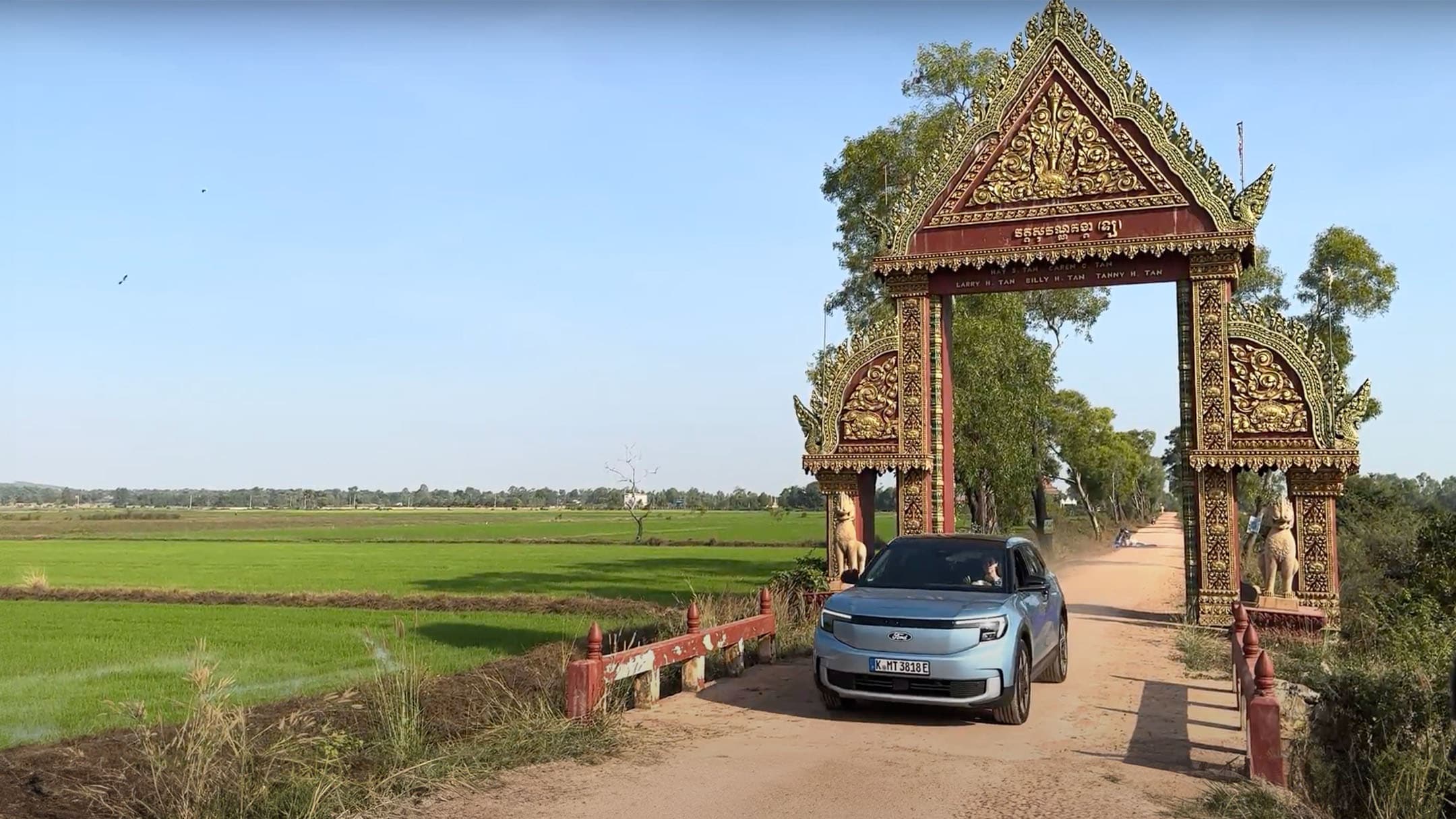 Ford Explorer unter einem Tor in Kambodscha