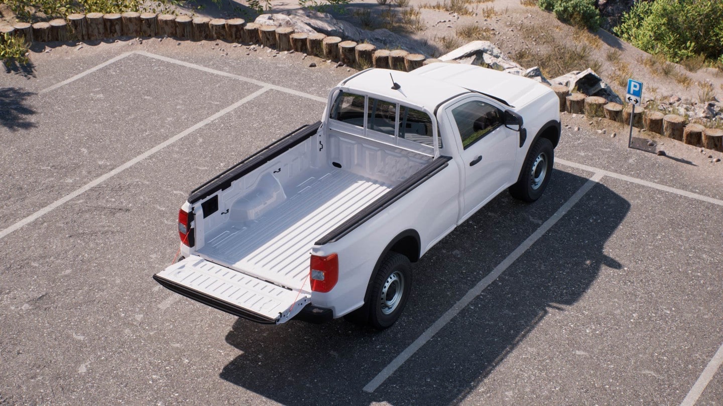 Ford Ranger in Silber in der Vogelperspektive parkt auf Parkplatz mit Talbli