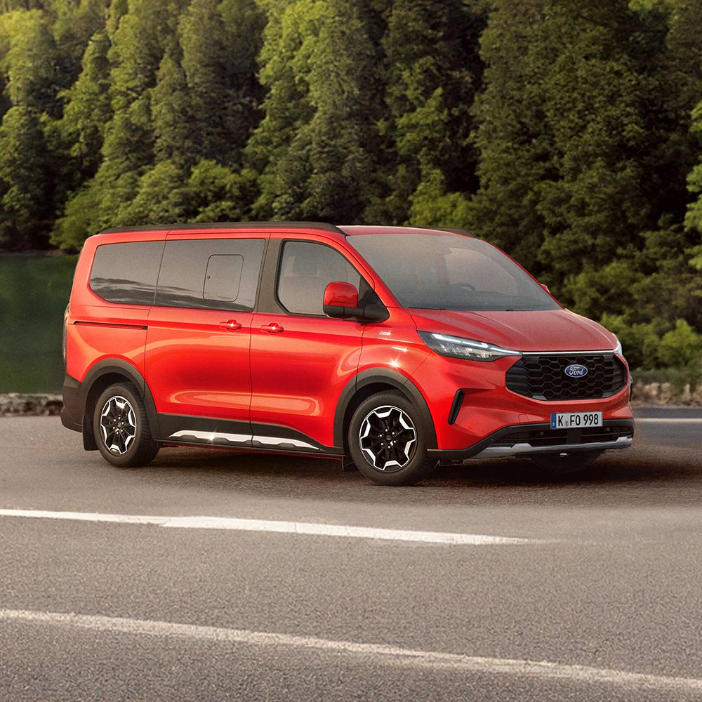 Seitenansicht eines roten Ford Tourneo Custom