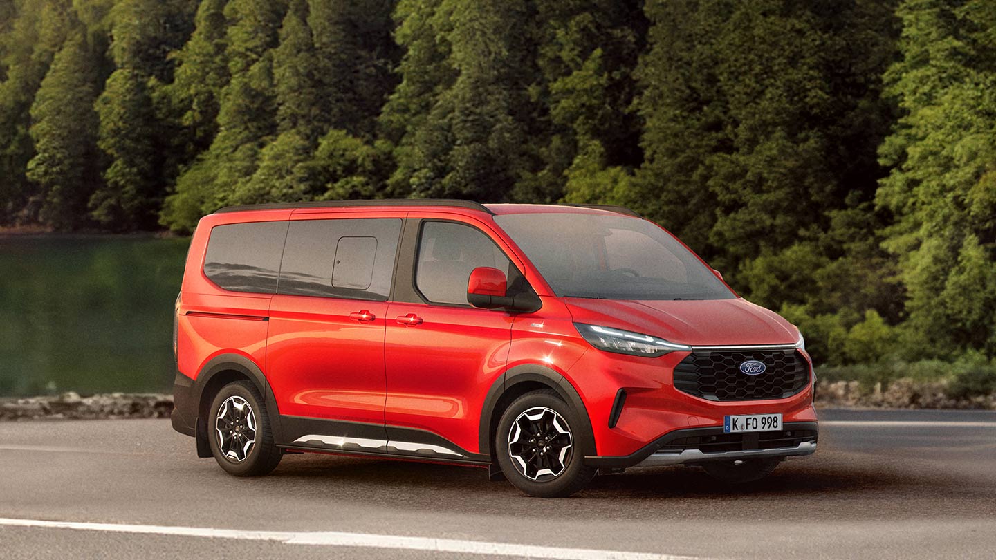 Puma Gen-E, Capri und Explorer auf einer Straße vor einer Küstenlandschaft.