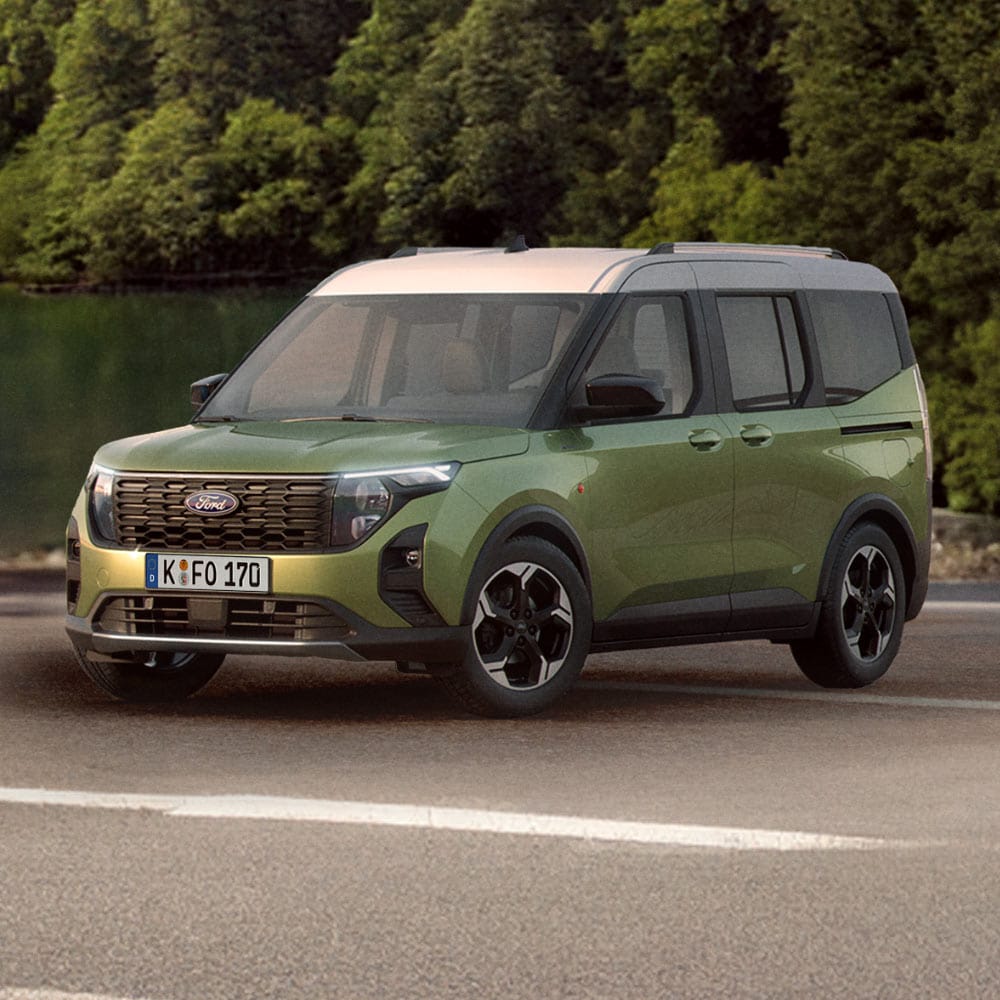 Ein grüner Ford Tourneo Courier mit weißem Dach parkt auf einem Parkplatz.