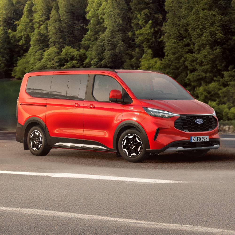 Seitenansicht eines roten Ford Tourneo Custom