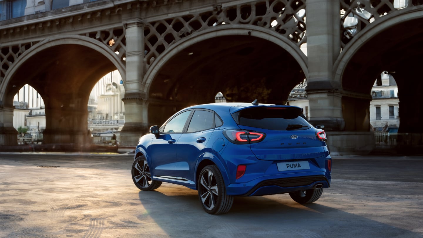 Frau vor Ford Puma Vivid Ruby Edition