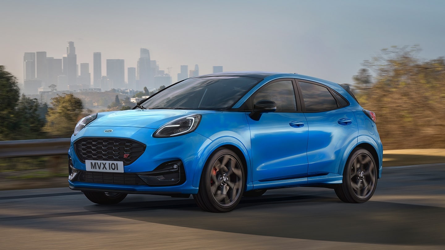 Ford Puma ST 3/4 Frontansicht vor Skyline
