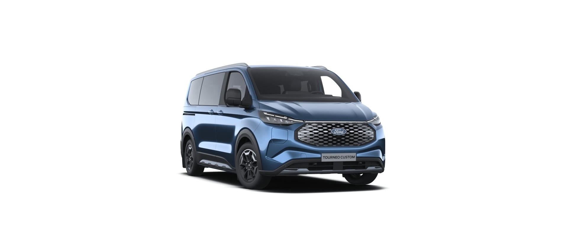 Blauer Ford E-Tourneo Custom Active Personen-Transporter, schraege Vorderansicht links.