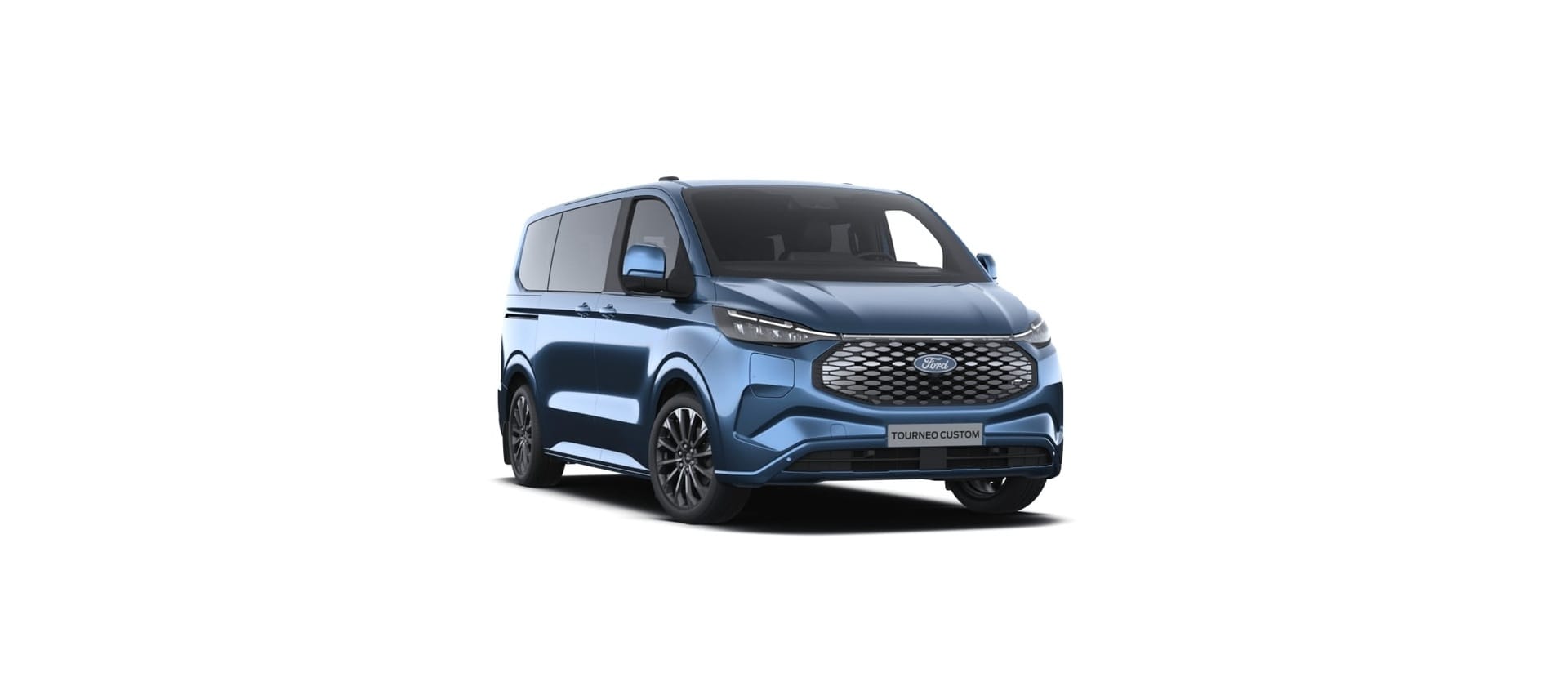 Blauer Ford E-Tourneo Custom Sport Personen-Transporter, schraege Vorderansicht links.