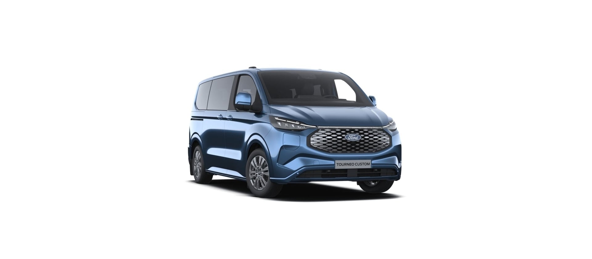 Blauer Ford E-Tourneo Custom Titanium Personen-Transporter, schraege Vorderansicht links.