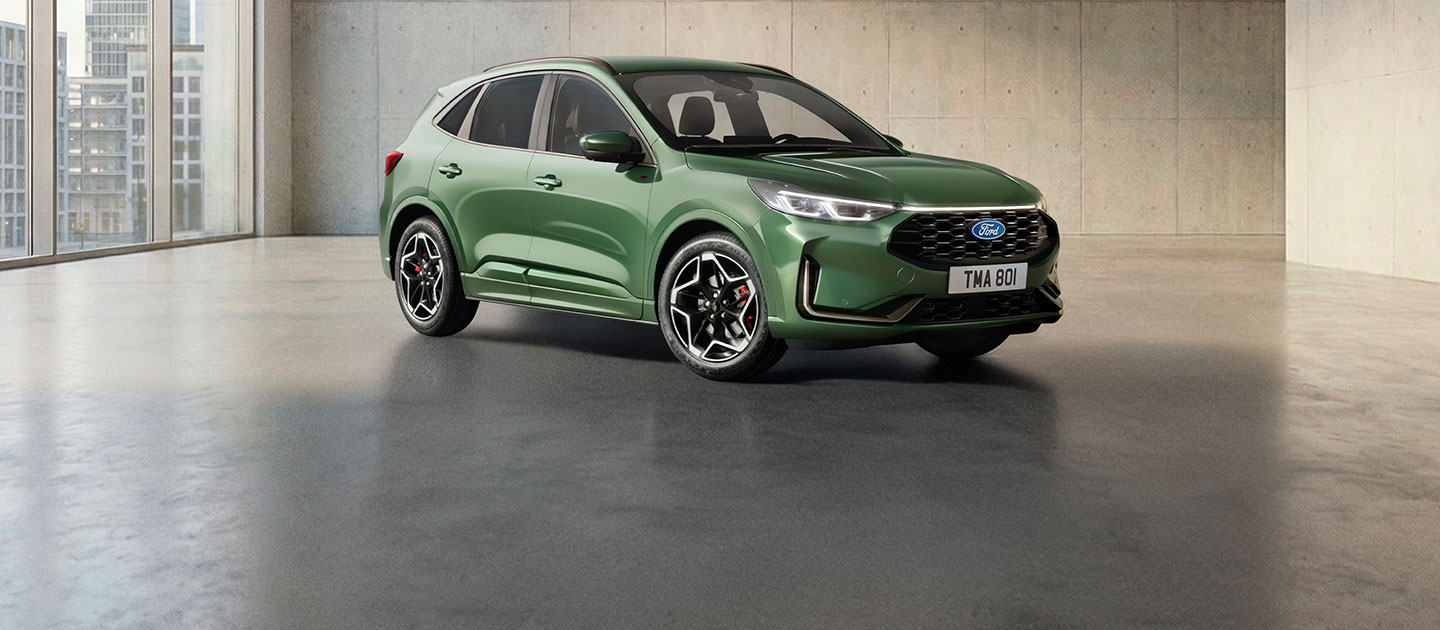 Grüner Ford Kuga Plug-in Hybrid, von vorne schräg geparkt in einem modernen Showroom.