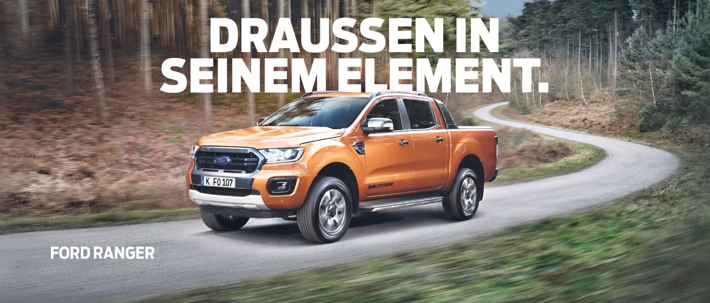 Ford Ranger Orange ¾-Frontansicht in Bewegung auf kurvenreicher Straße durch Wald Ford Ranger Orange ¾-Frontansicht in Bewegung auf kurvenreicher Straße durch Wald