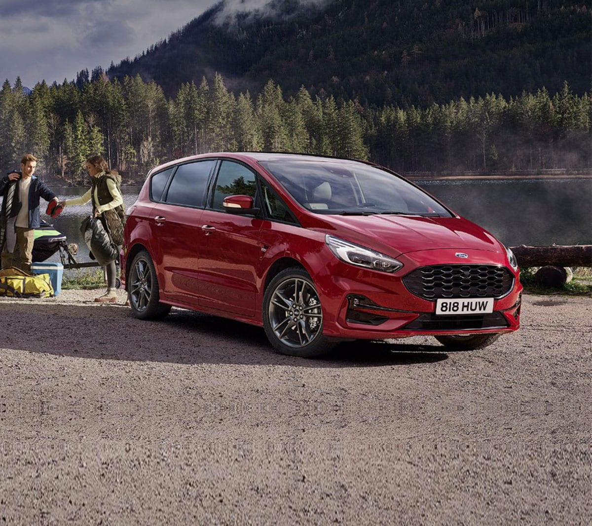 Ford S-MAX Hybrid in Rot. Dreiviertel-Frontansicht, an einem See mit einem angehängten Jetski parkend