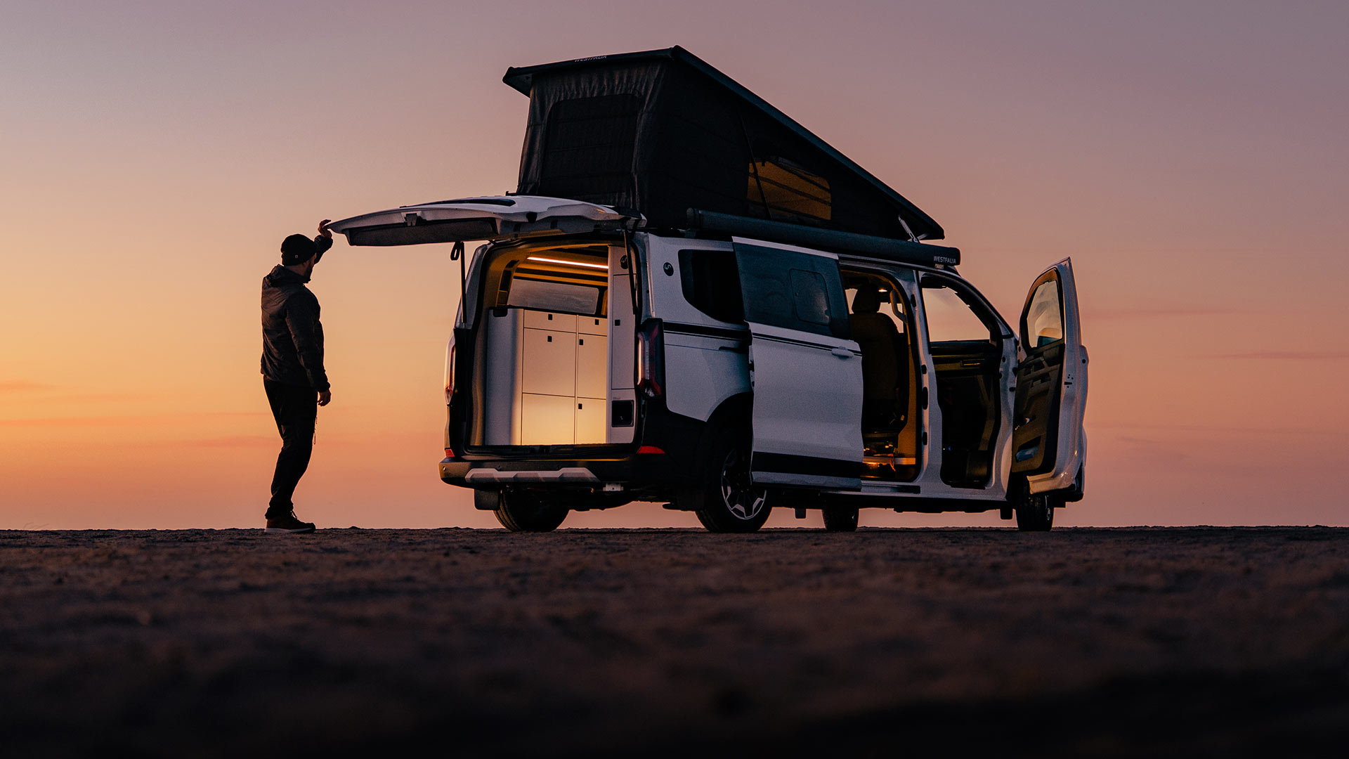 Roter Ford Transit Custom Kleintransporter an einem Dock