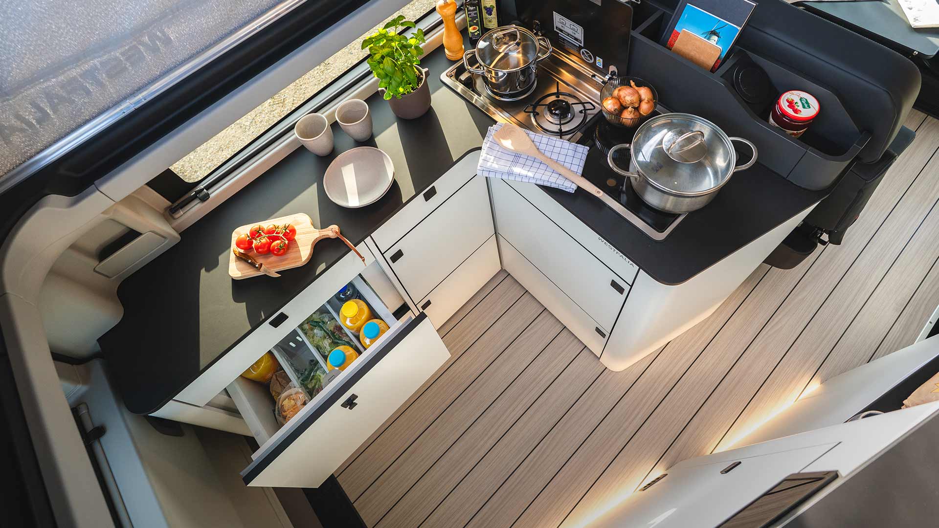 Roter Ford Transit Custom Kleintransporter an einem Hafen