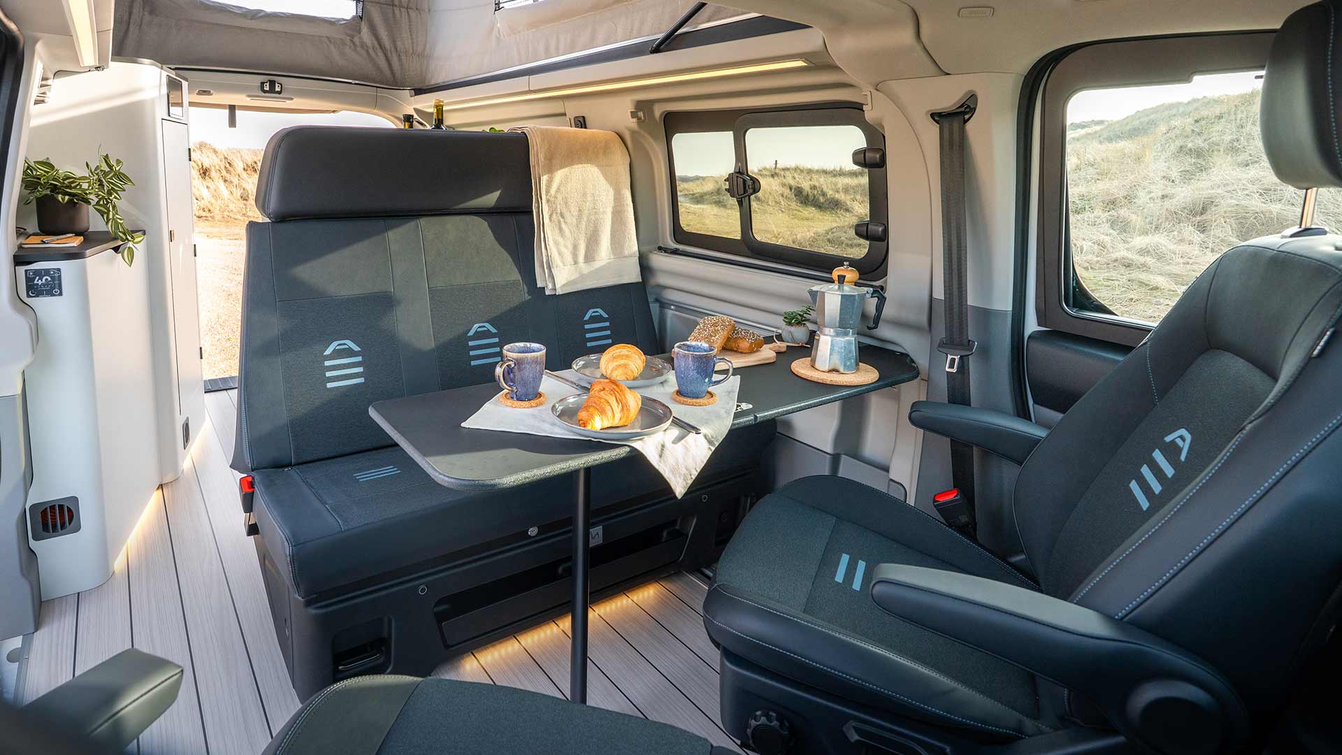 Grauer Ford Transit Custom Trail Van bei einem Steinbruch.