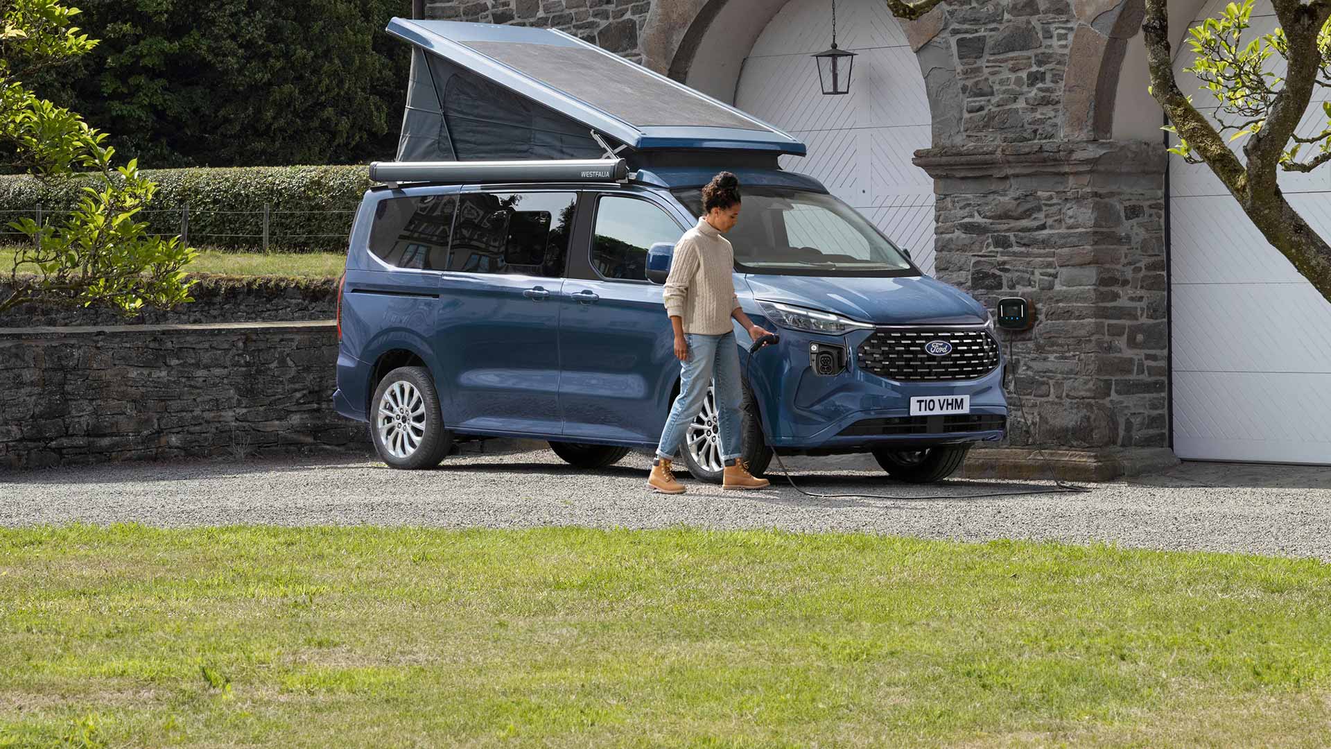 Nahaufnahme vom Innenraum des Ford Explorer®, wobei der große, bewegliche Touchscreen eine Karte und Wegbeschreibungen anzeigt.