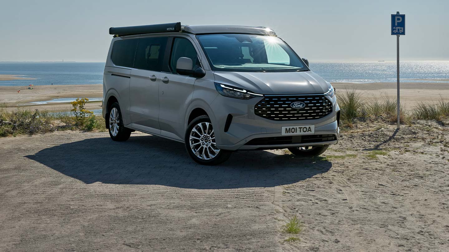 Nahaufnahme vom Innenraum des Ford Explorer®, wobei der große, bewegliche Touchscreen eine Karte und Wegbeschreibungen anzeigt.