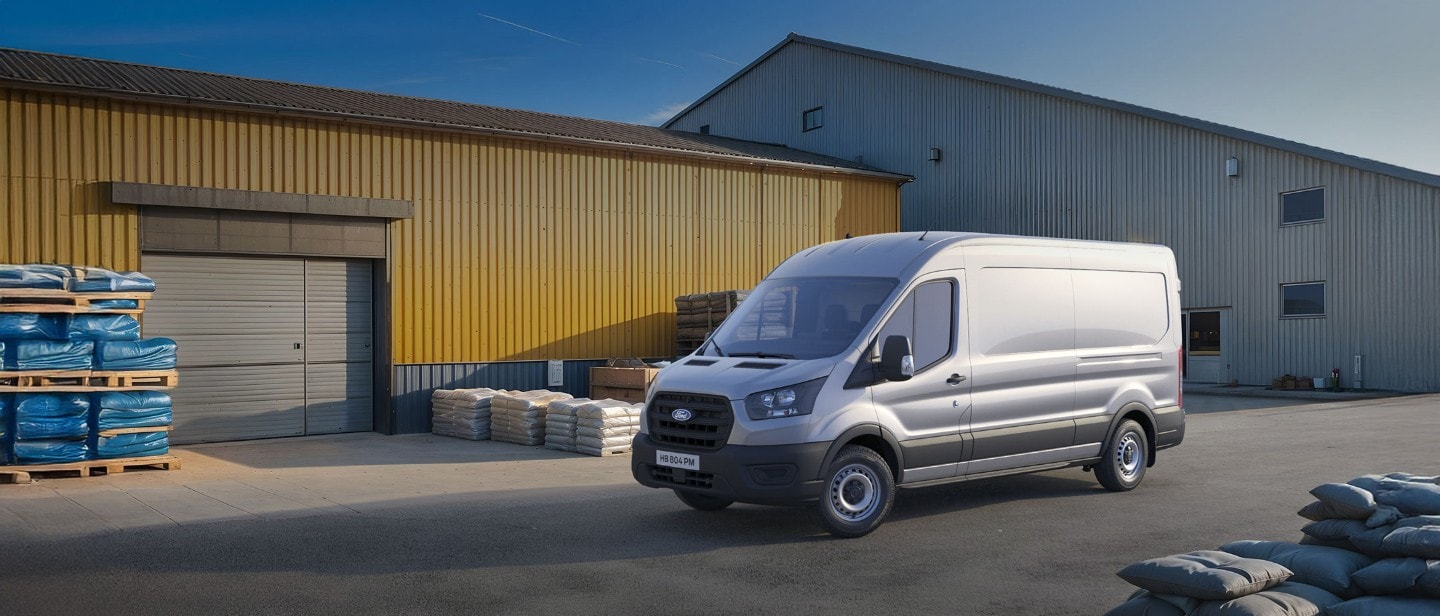Silberner Ford Transit Kastenwagen Transporter auf Baustelle