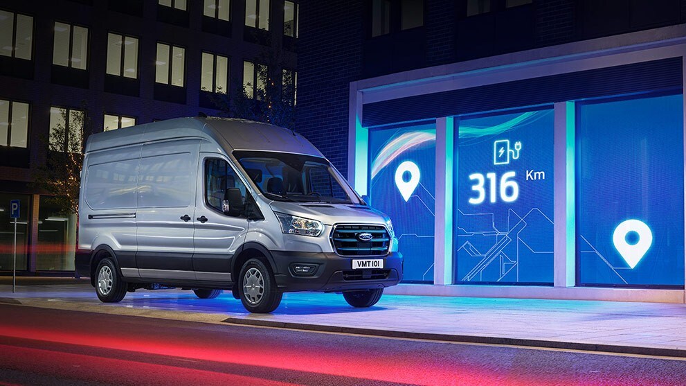 Ford E-Transit Kastenwagen in Silber ¾-Frontansicht Illustration