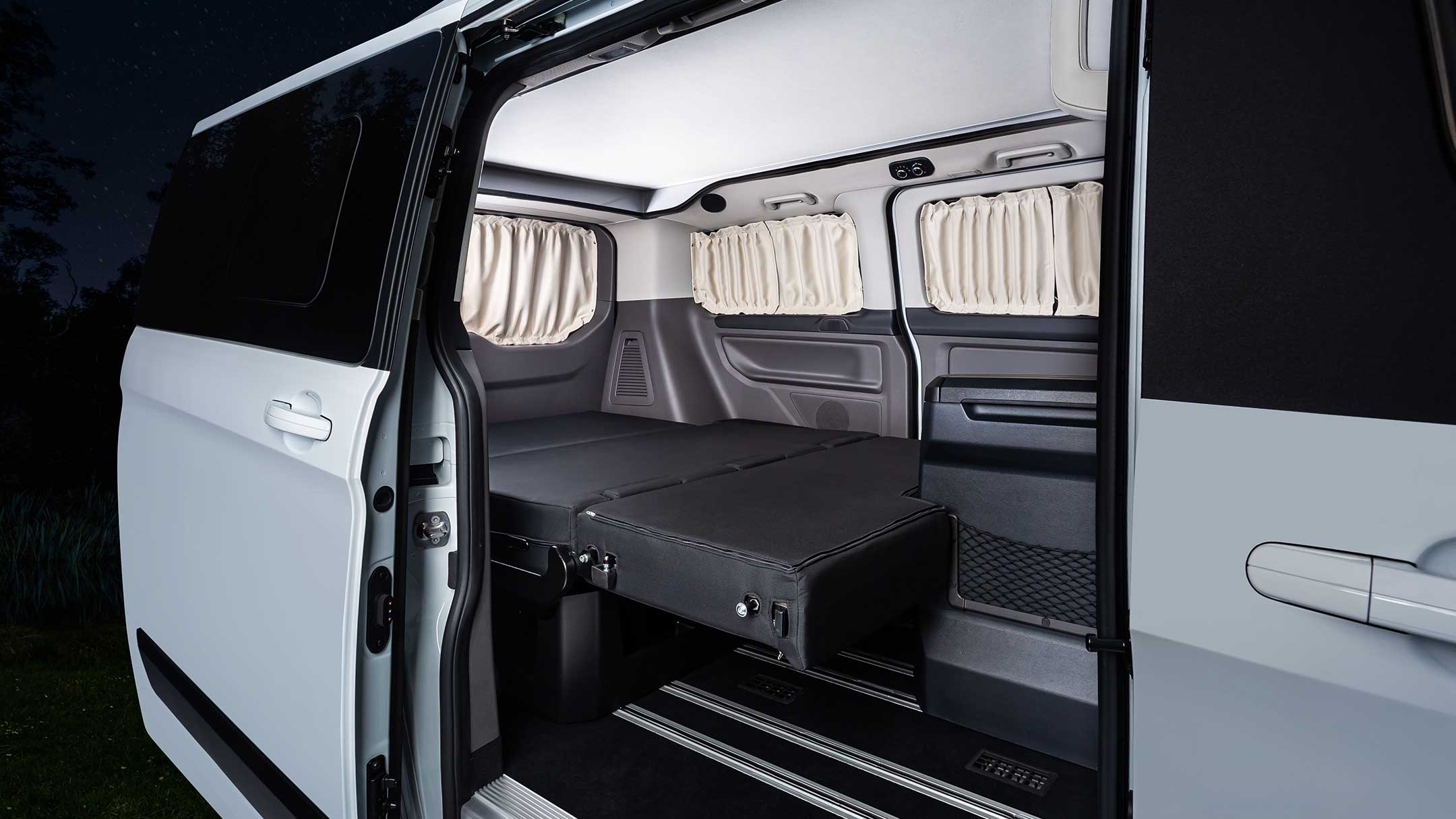 Ford Tourneo Custom Euroline Innenraumansicht der Liegefläche und Gardinensystem
