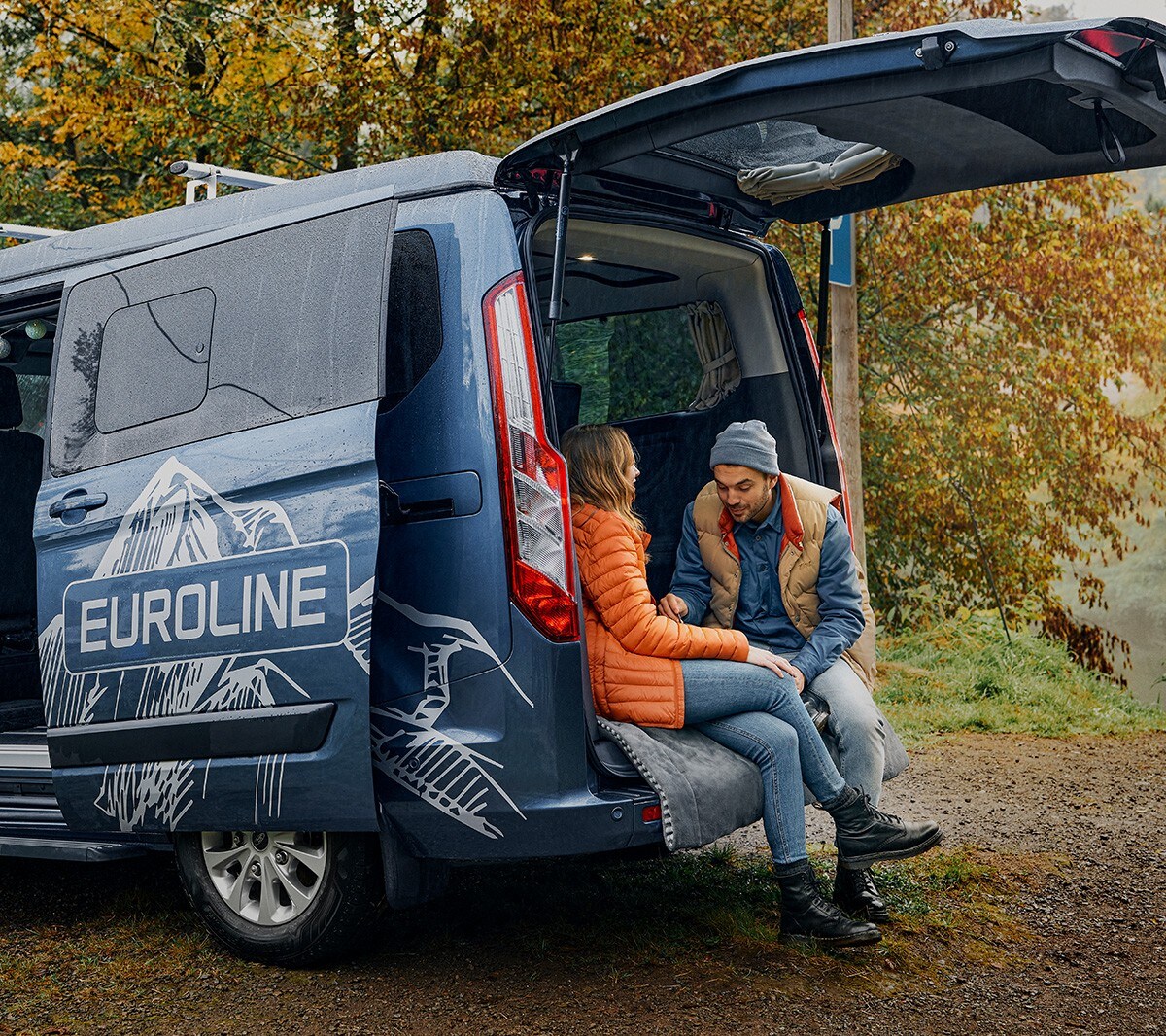 Ford Tourneo Custom Euroline in Blau in der Heckansicht mit geöffneter Tür.