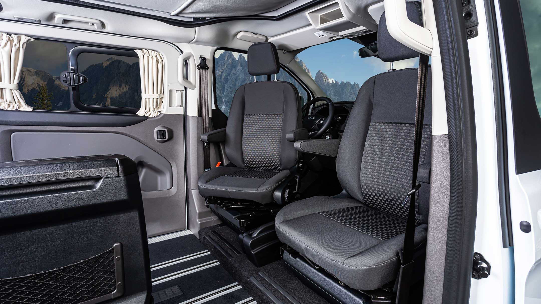 Ford Tourneo Custom Euroline Innenraumansicht der drehbaren Vordersitze