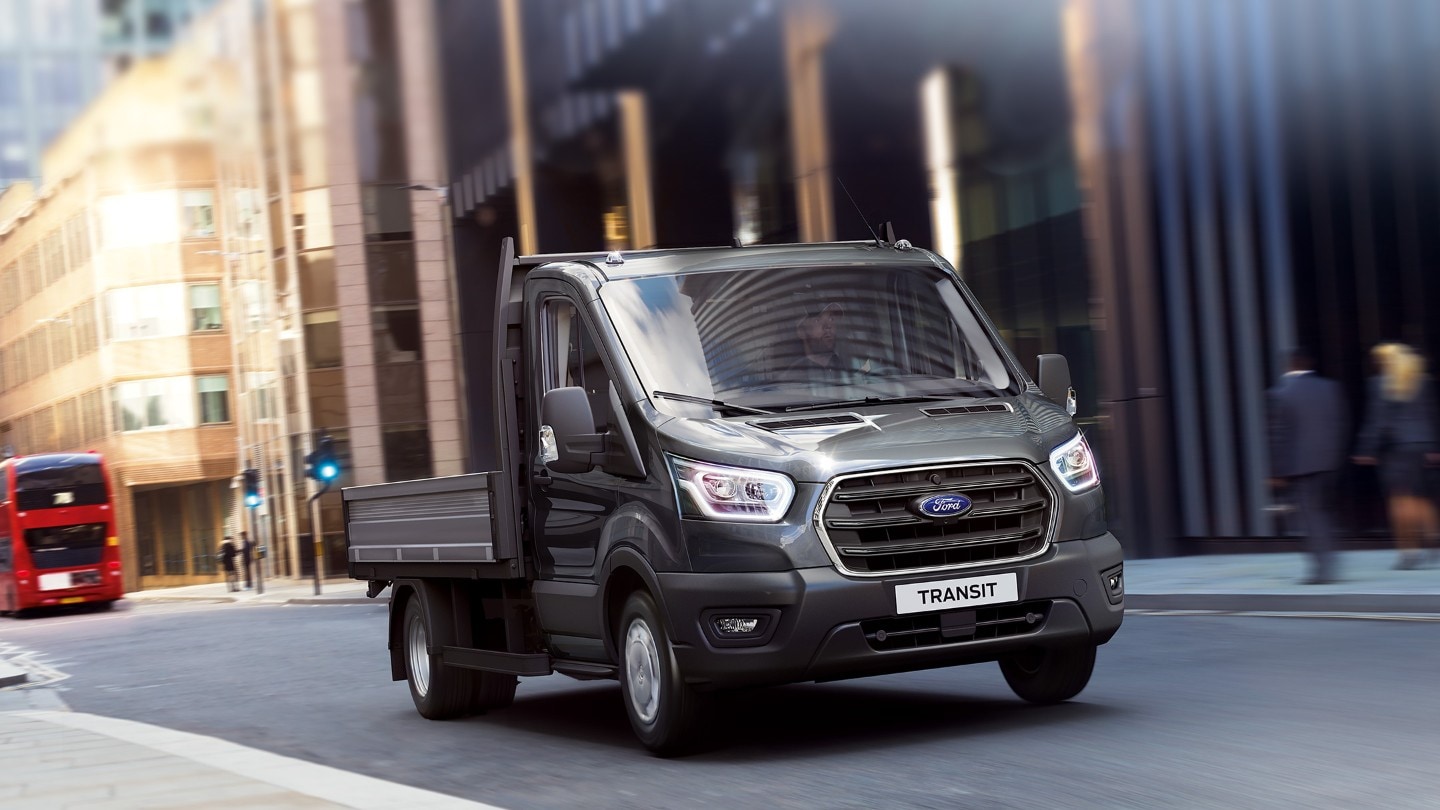 Ford Transit Pritschenwagen Einzelkabine Anthrazit Frontansicht Fahrszene Innenstadt