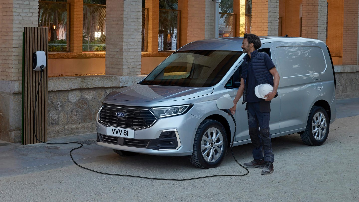 Silberener Ford Transit Connect PHEV wird geladen