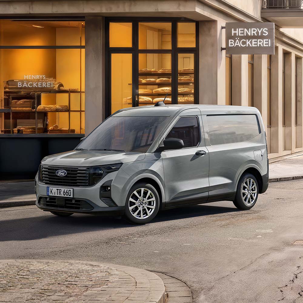 Ein grauer Ford Transit Courier Kastenwagen parkt vor einer Bäckerei. 