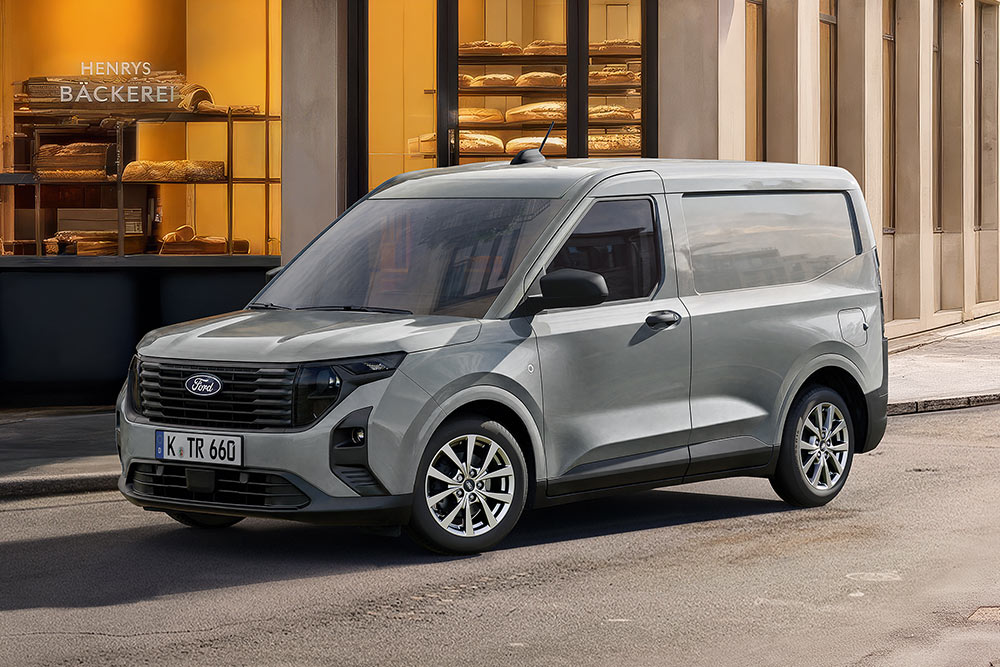 Ein grauer Ford Transit Courier Kastenwagen parkt vor einer Bäckerei. 