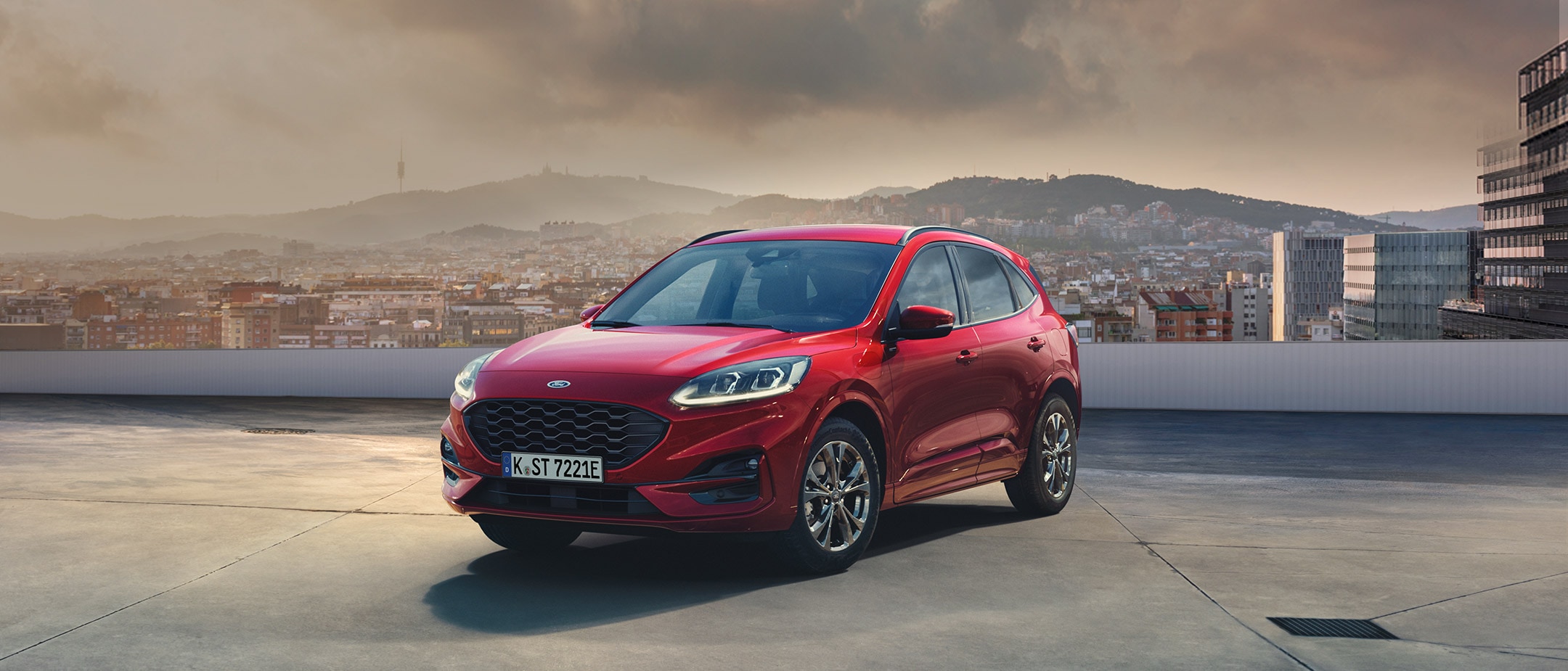 Ford Kuga in Rot steht