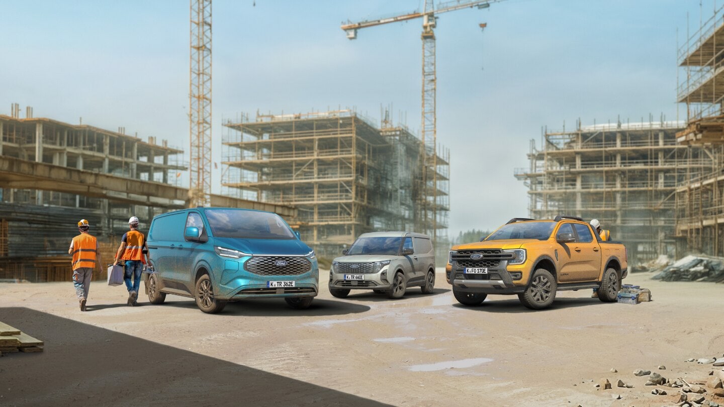 Seitenansicht eines roten Ford Tourneo Custom