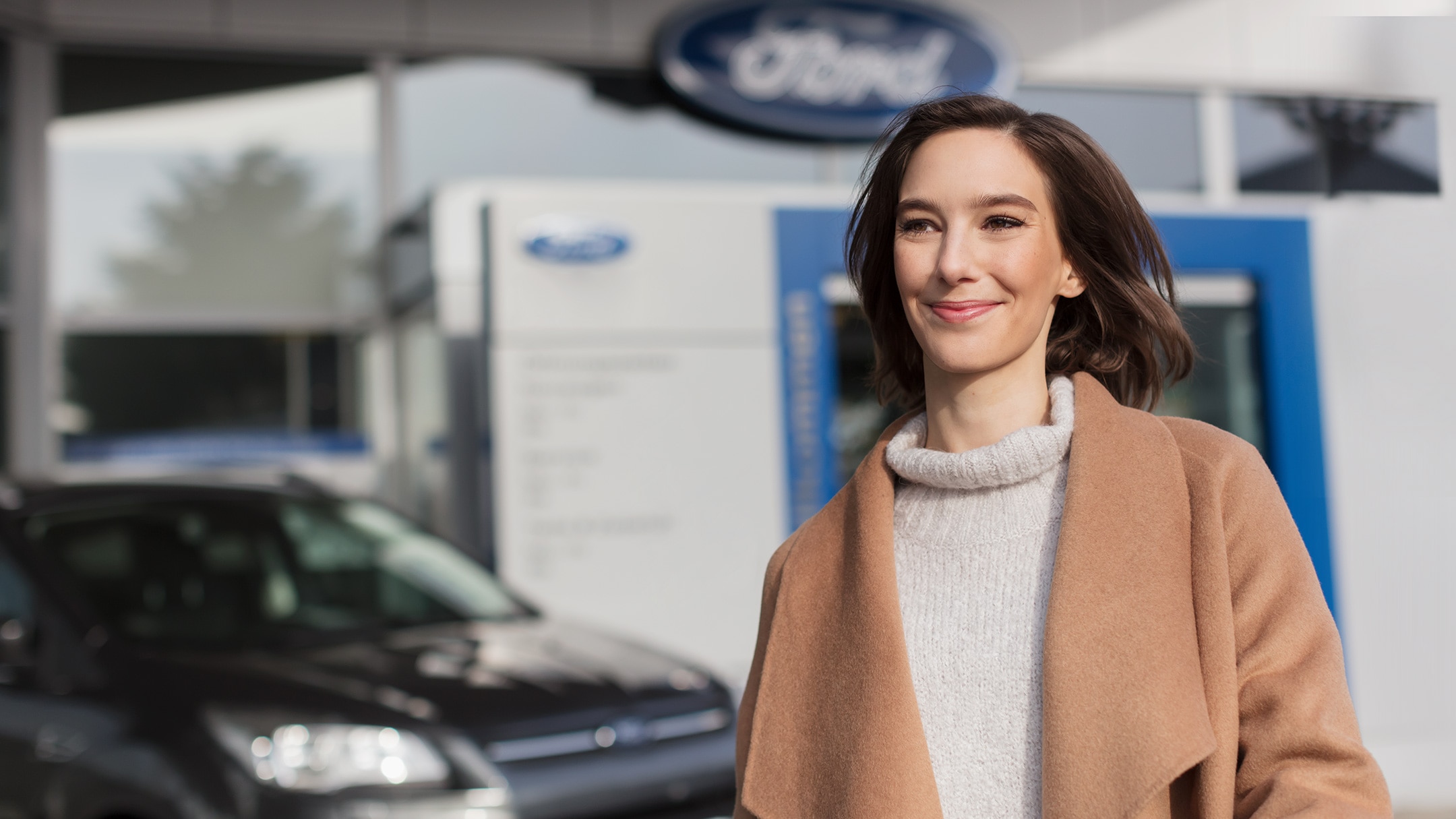 lächelnde Frau, die den Ford Service besucht hat
