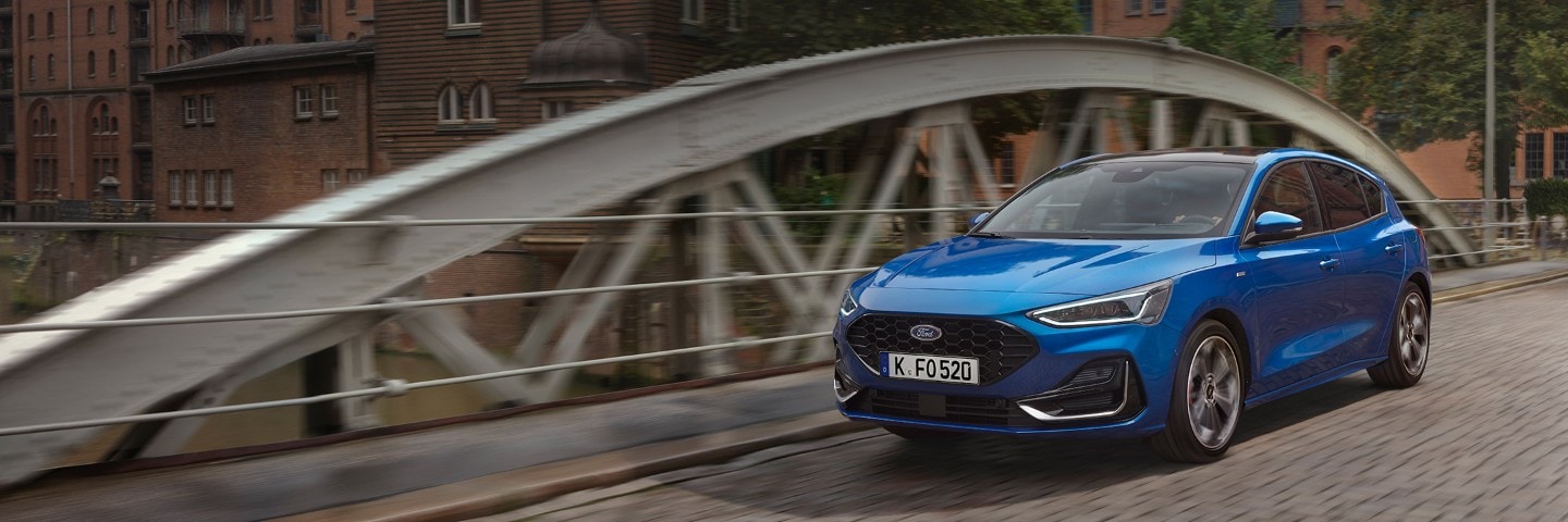 Ford Focus ST-Line in Blau Dreiviertel Frontansicht in Straße parkend 