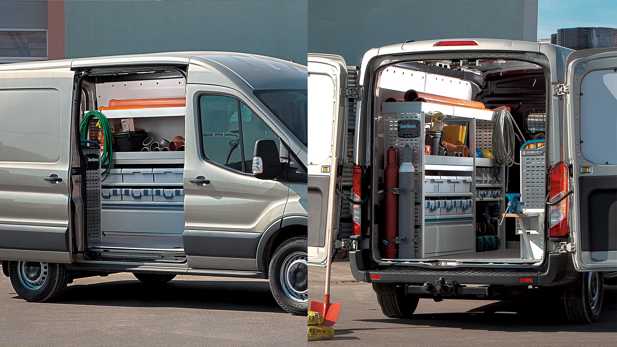 Ford Transit Silber in Heck- und Seitenansicht mit geöffneten Türen für  Sicht auf integrierte mobile Werkstatt.   