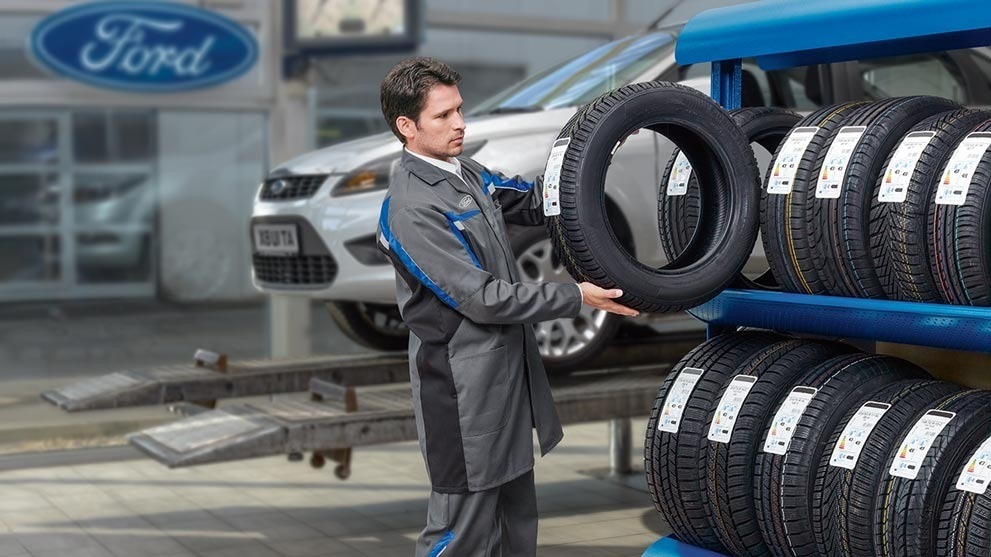 Ford Servicetechniker wählt Reifen aus
