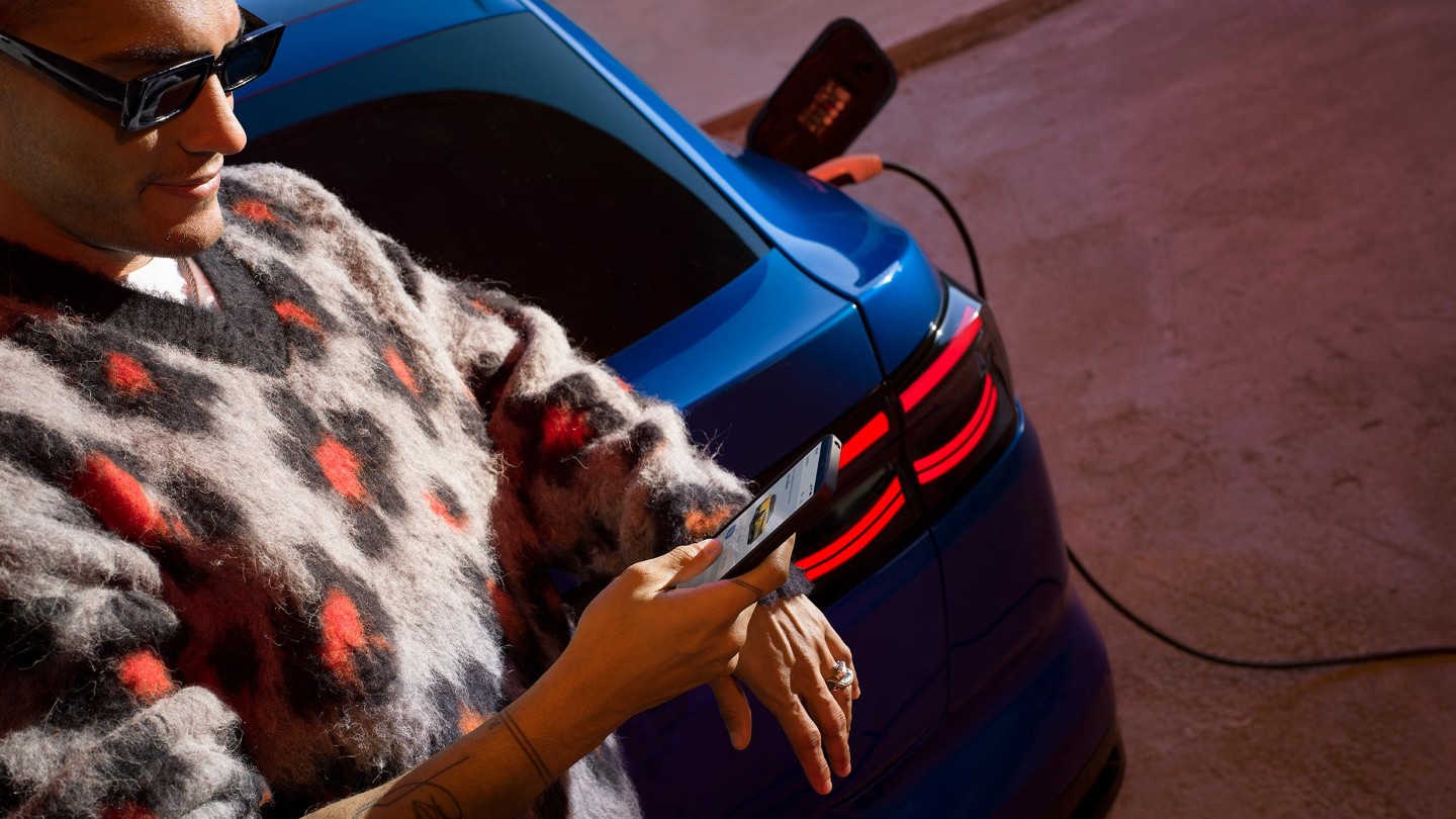 Ford-Servicetechniker repariert Windschutzscheibe