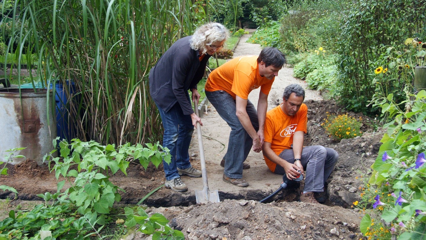 Ford Mitarbeiter untersützen bei einem sozialen Gartenprojekt