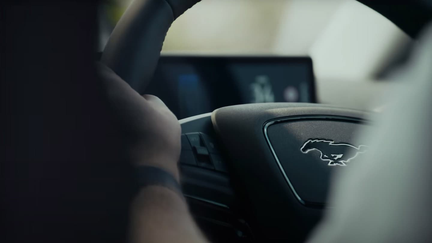 Eine Nahaufnahme von Peters Händen am Lenkrad seines Ford Mustang Mach-E