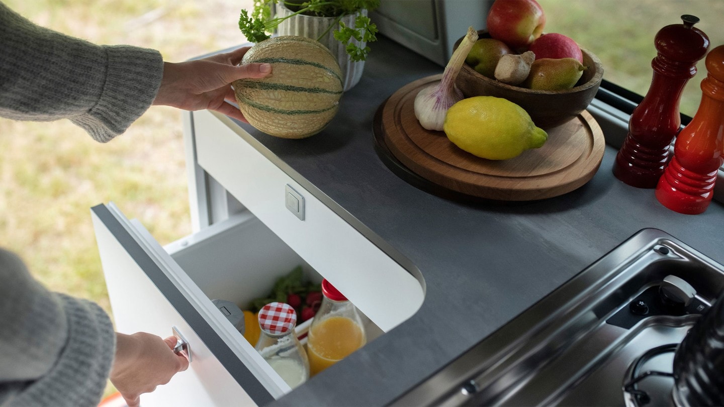 Der neue Ford Nugget: Innenansicht mit Schubladenkühlschrank und Arbeitsfläche