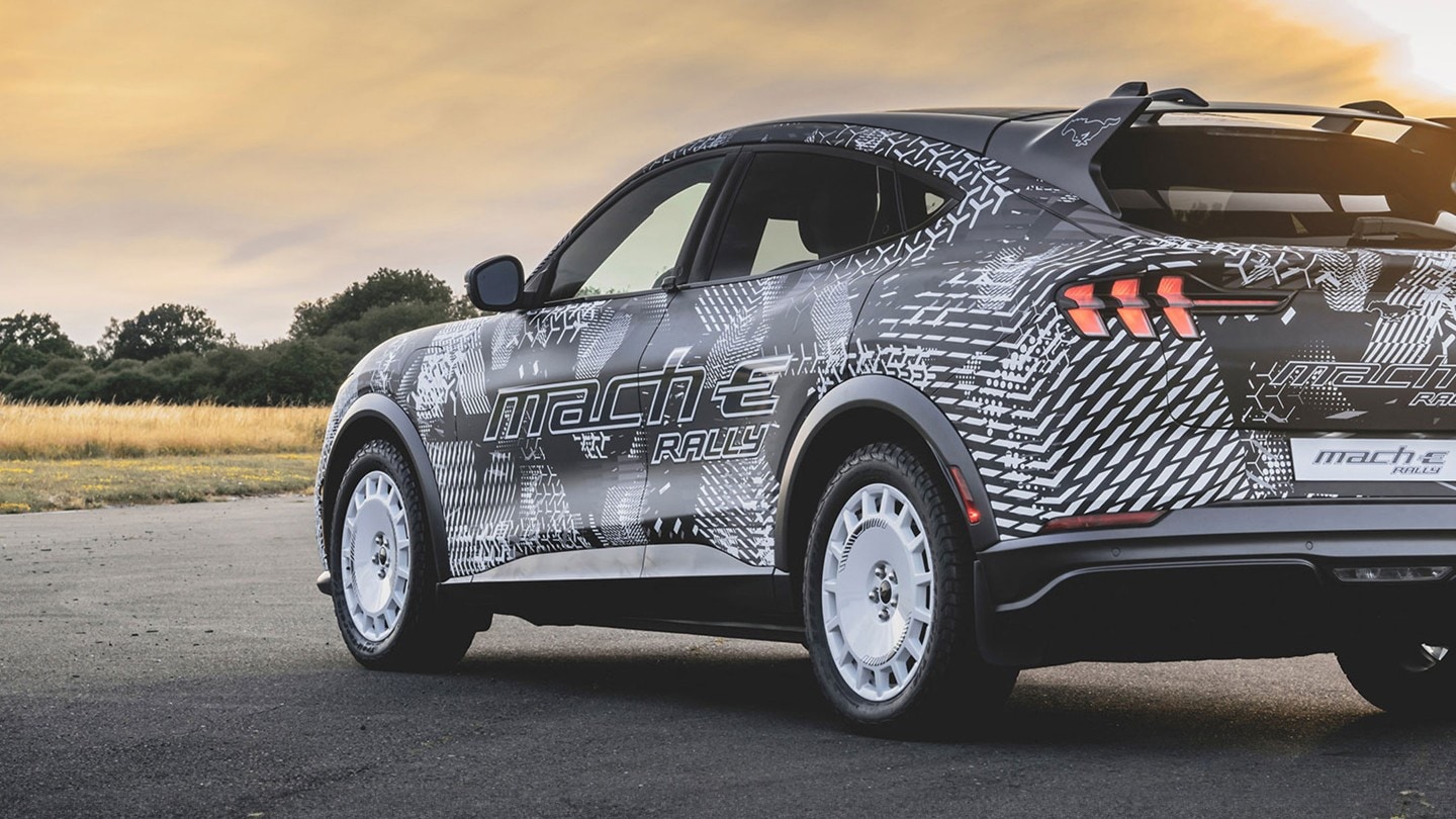 Dreiviertel-Heckansicht des Mustang Mach-E Rally mit glänzend weißen Leichtmetallfelgen.