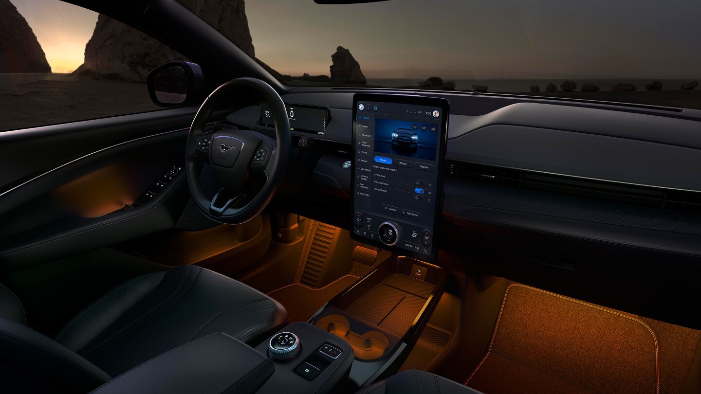Innenraum eines Ford Mustang Mach-E mit Teppichfußmatten