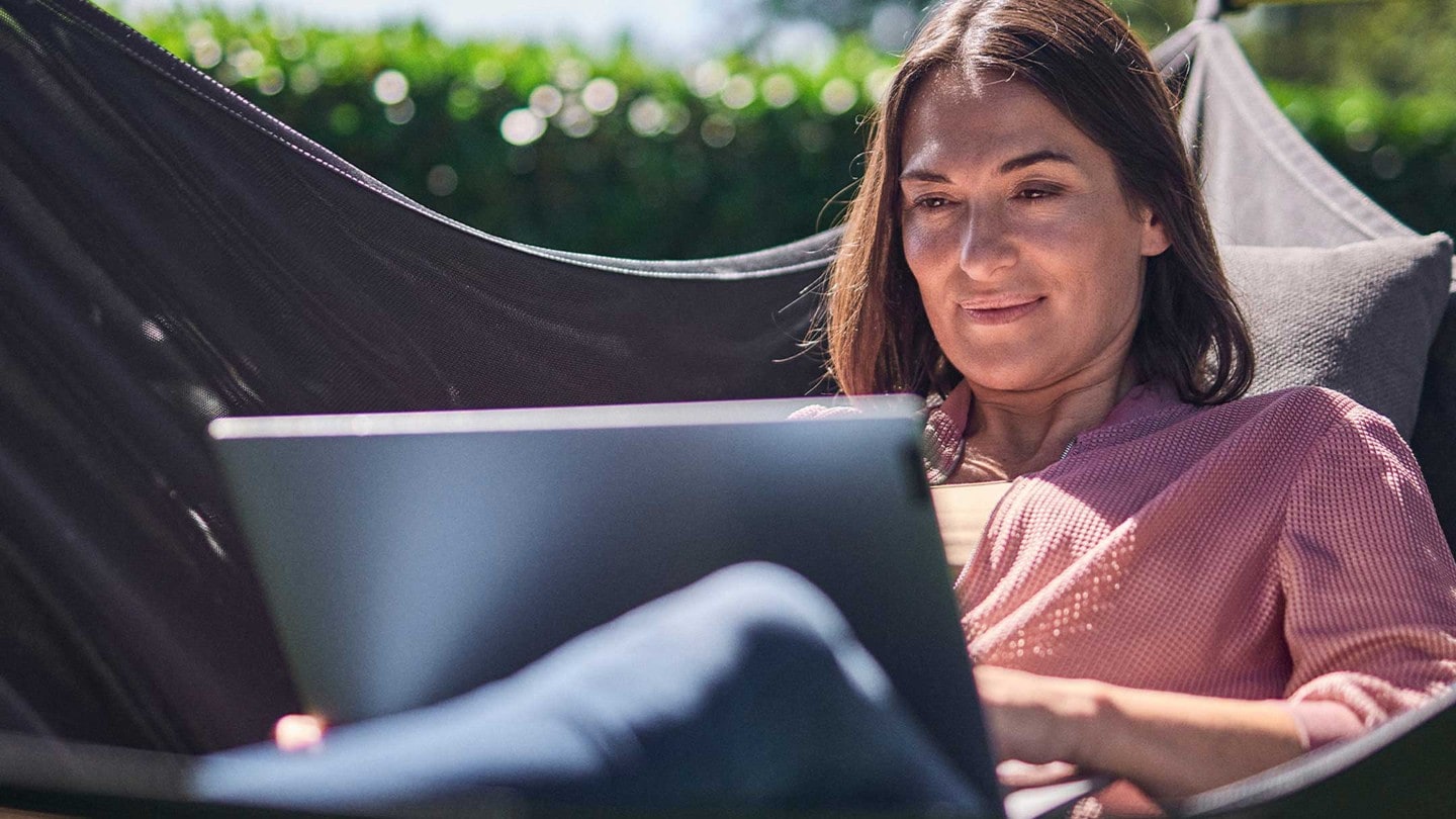 Lächelnde Frau, die den Hol- & Bringservice gebucht hat