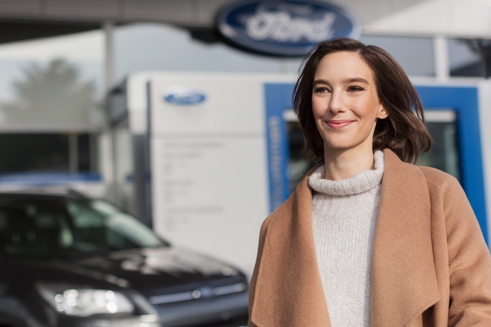 lächelnde Frau, die den Ford Service besucht hat