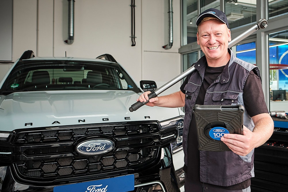 Der deutsche Entertainer „Knossi“ sitzt im Ford Explorer mit einer 100-Jahre-Ford-Brille