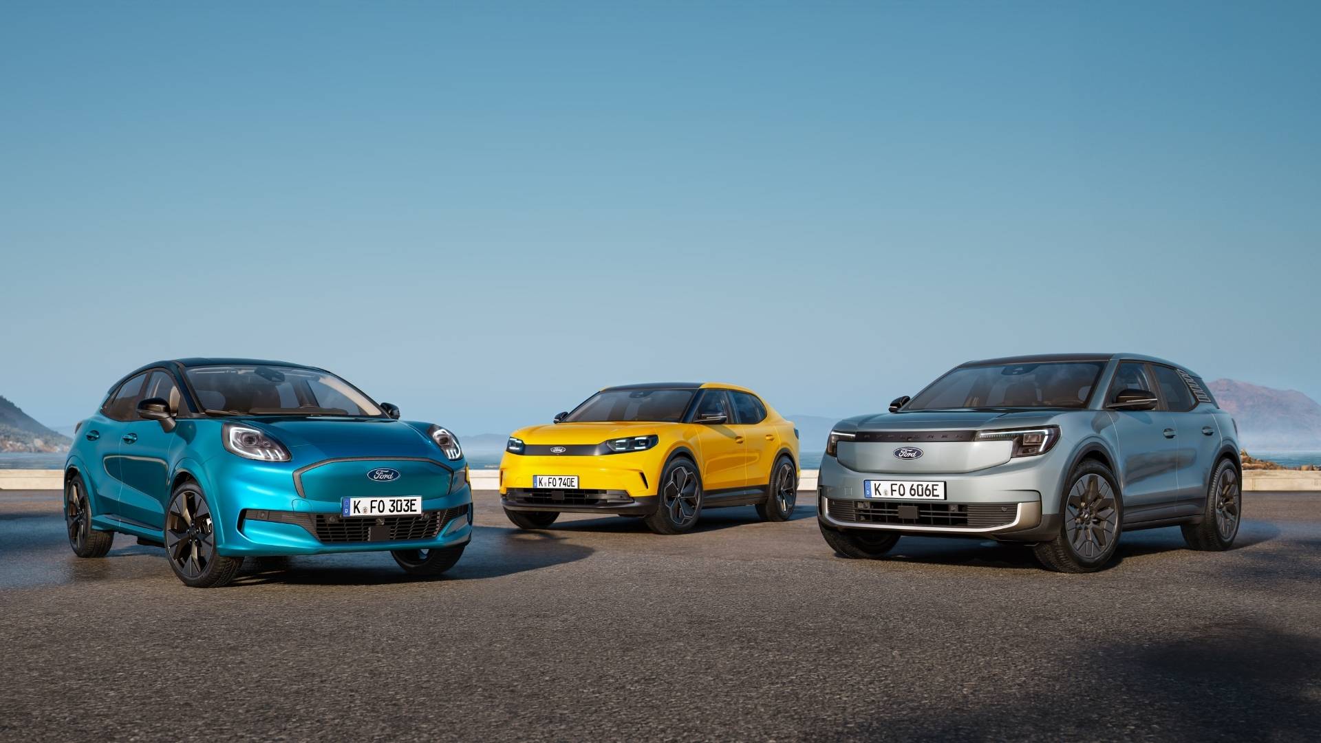 Puma Gen-E, Capri und Explorer auf einer Straße vor einer Küstenlandschaft.
