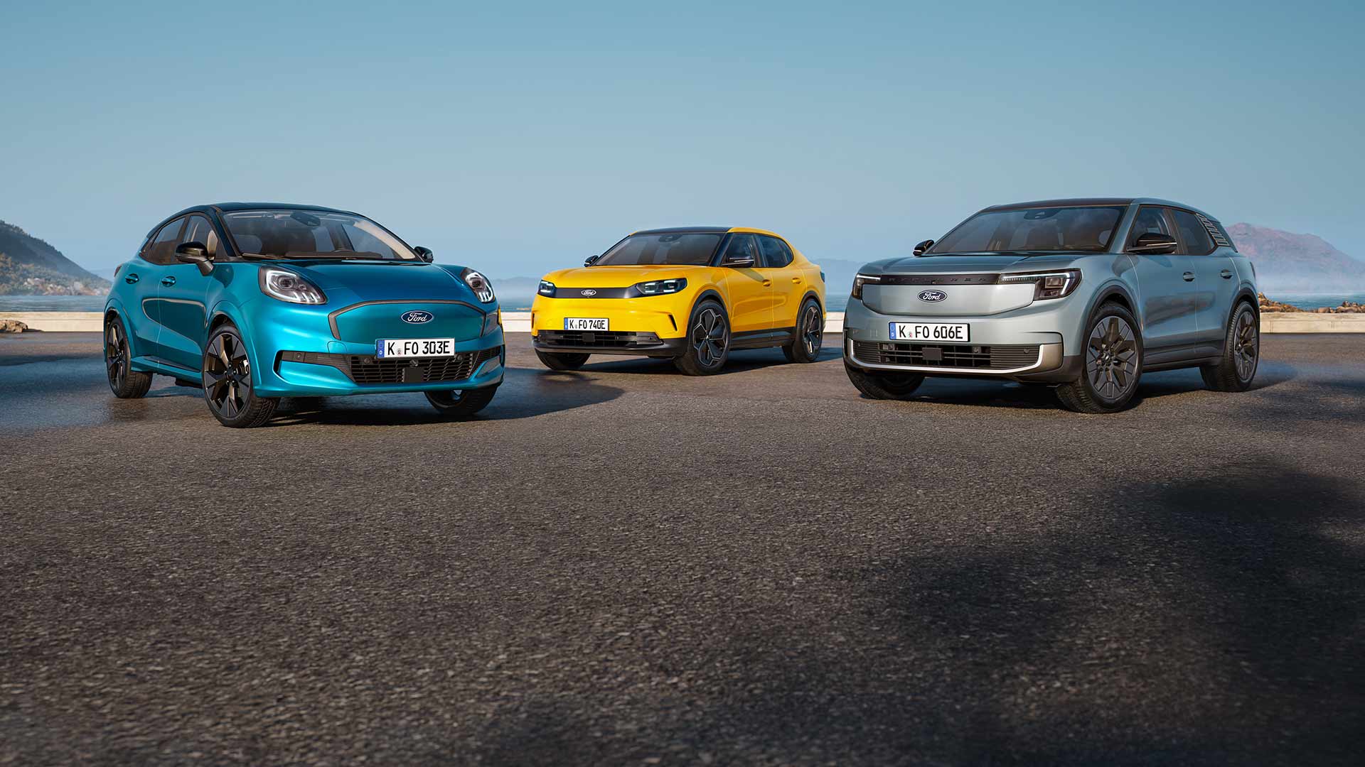Puma Gen-E, Capri und Explorer auf einer Straße vor einer Küstenlandschaft.