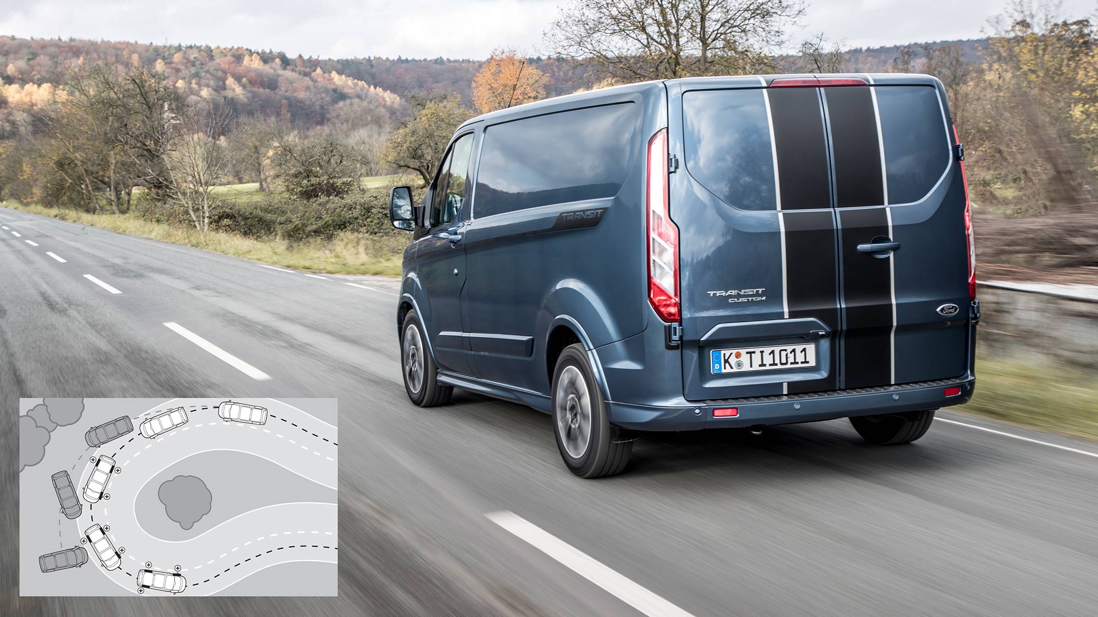 Ford Transit Custom Blau ¾-Heckansicht in Bewegung auf Landstraße ESP Illustration