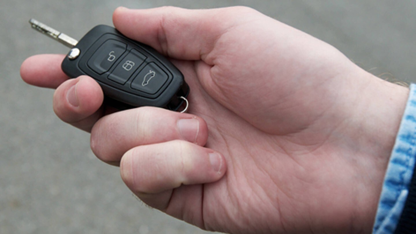 Hand hält Ford Autoschlüssel