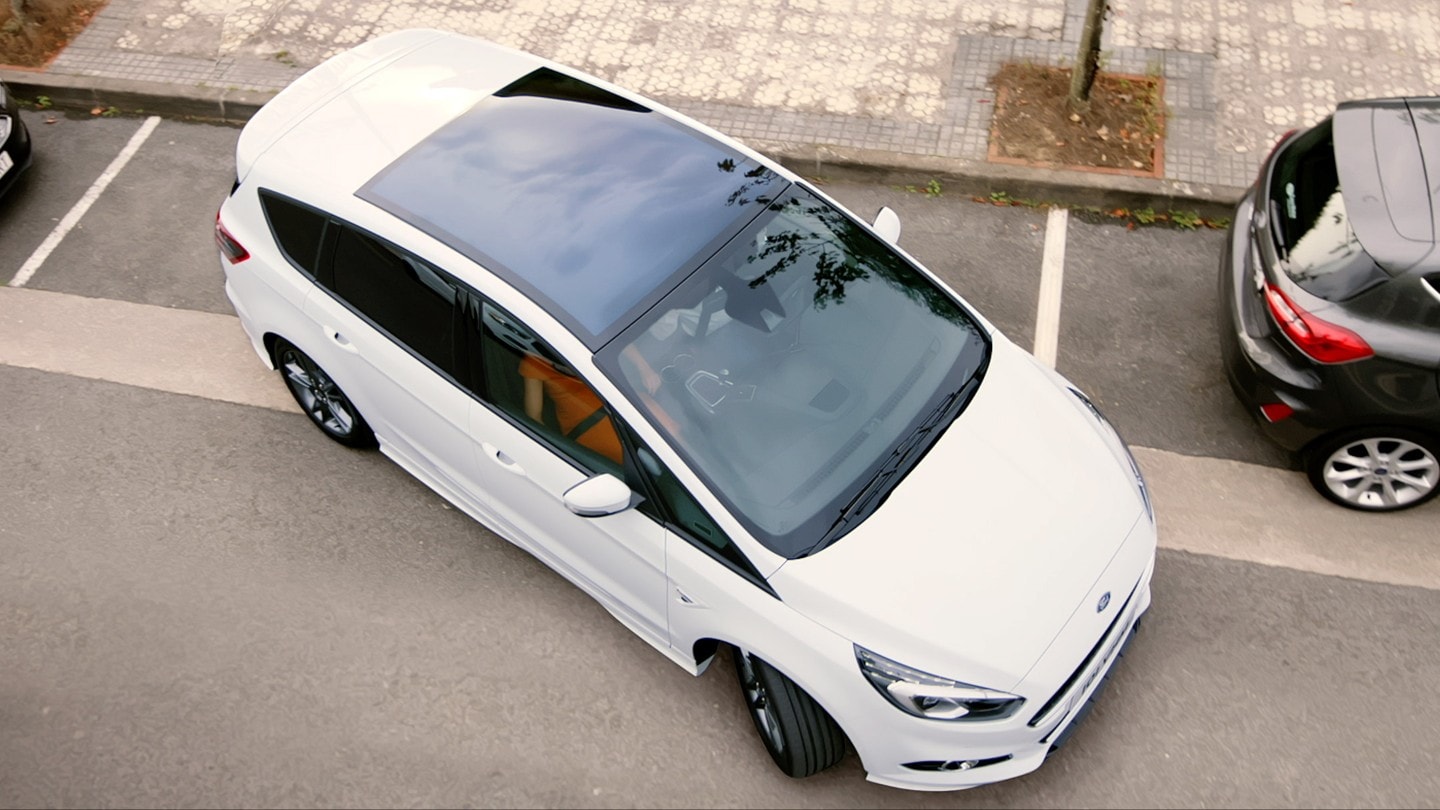 Ford S-MAX Hybrid Weiß beim Einparken