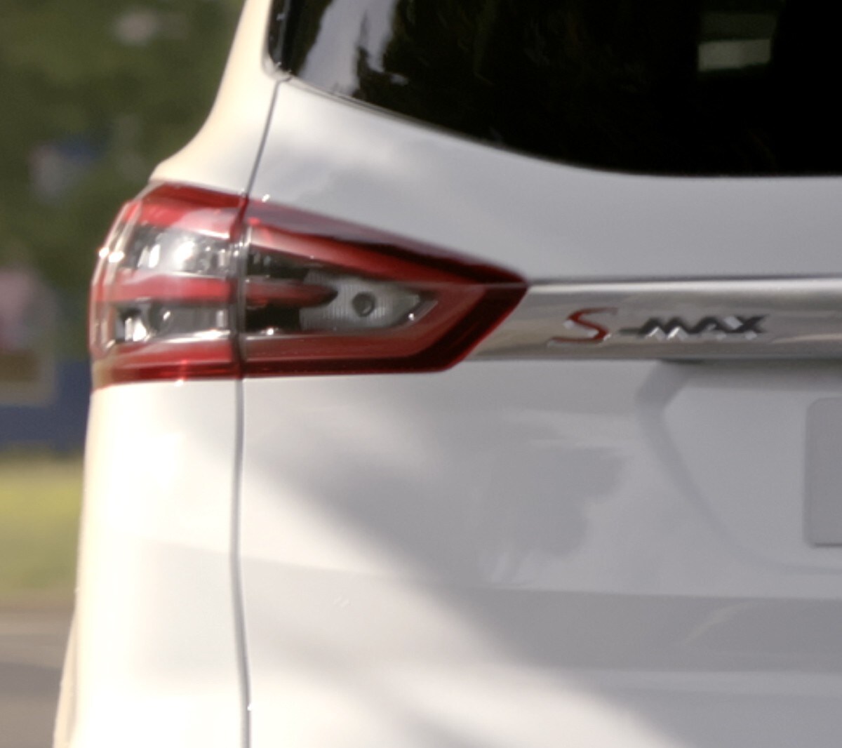 Ford S-MAX ST-Line Hybrid Weiß Nahaufnahme Rückleuchte