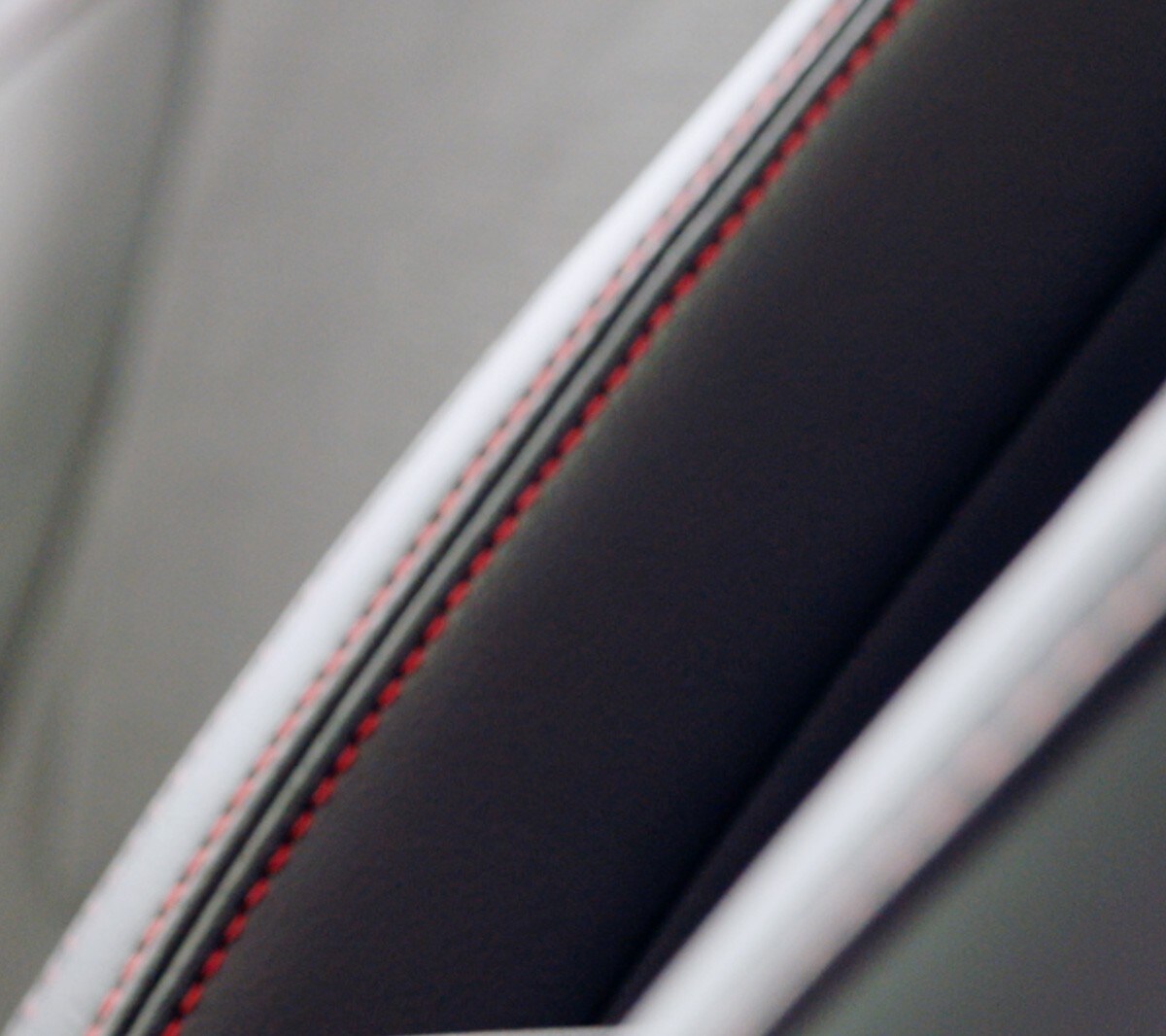 Ford S-MAX ST-Line Hybrid Innenraum Nahaufnahme rote Ziernähte
